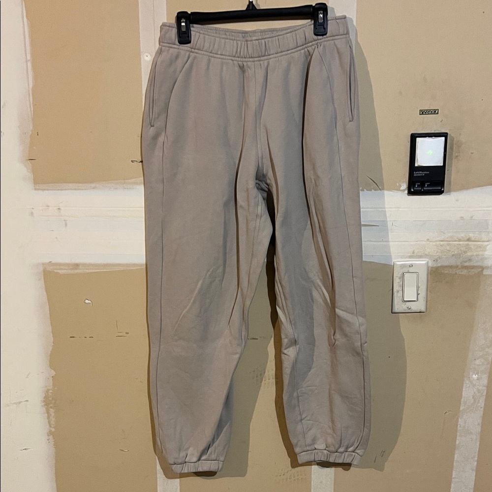 Lululemon Scuba Mid-Rise Oversized Jogger
Regular- Mojave Tan